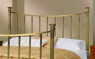 Cabecero de lat&oacute;n modelo Menc&iacute;a de Peña Vargas
